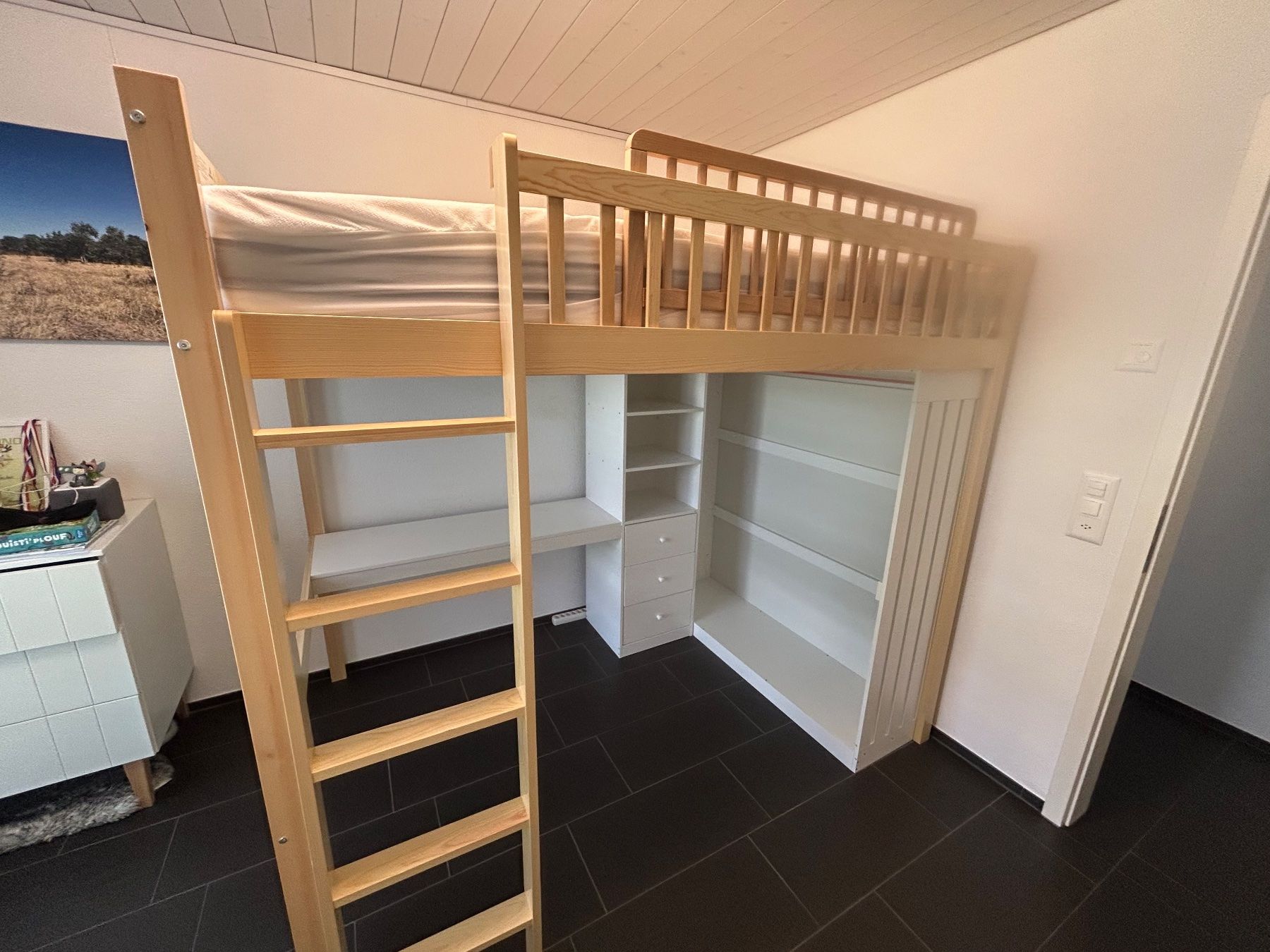 Betten: Kinderbett mit Tisch – Neu (gemäss Beschreibung) aus Greppen von egl_s8y7